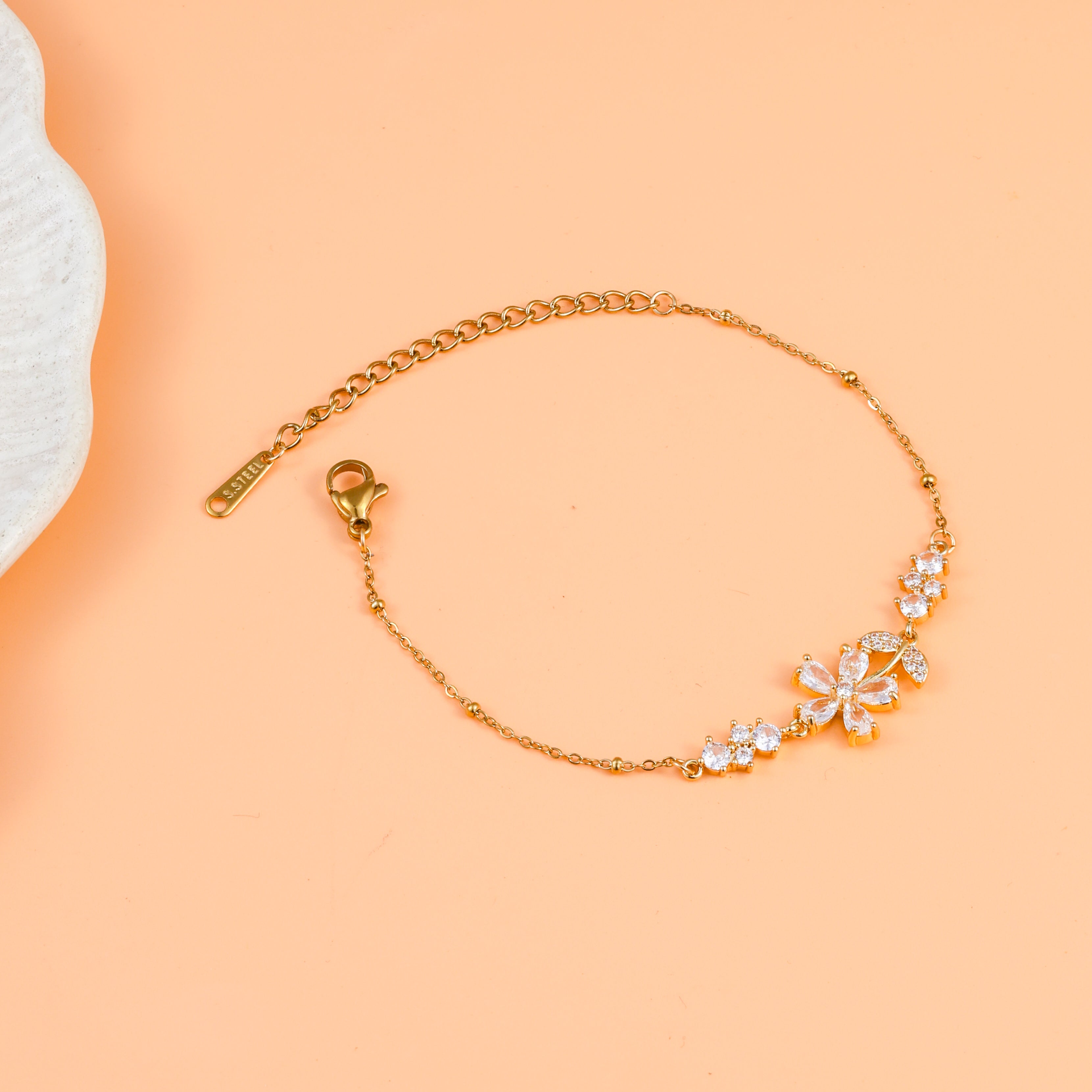 Shwet Pushp White Blossom Bracelet