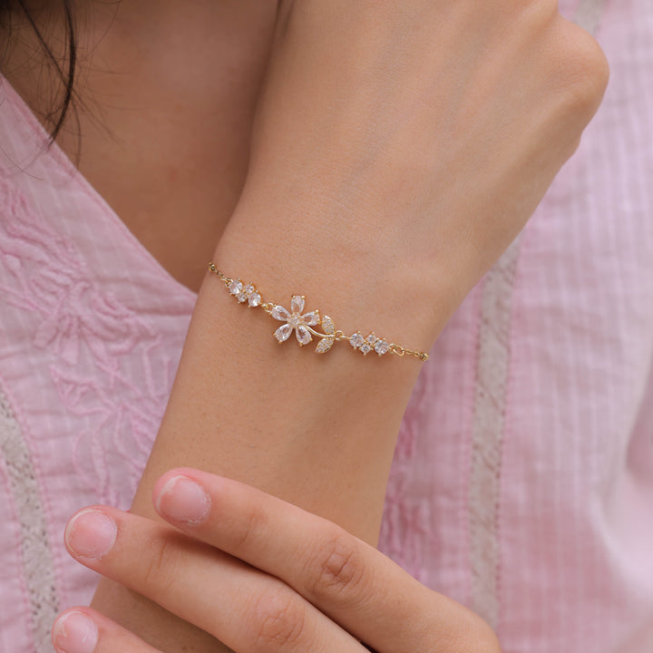 Shwet Pushp White Blossom Bracelet